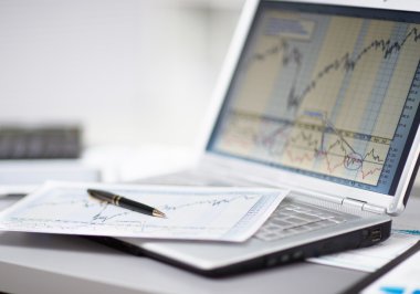 dizüstü bilgisayar ile yatırım grafikleri analiz bir iş adamı. muhasebe