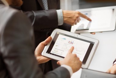 Eller insanların tablet bilgisayar ile çalışma.