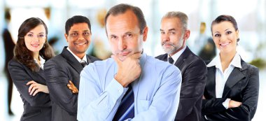 Bir grup iş adamıyla takım çalışması ve ortaklık kavramı