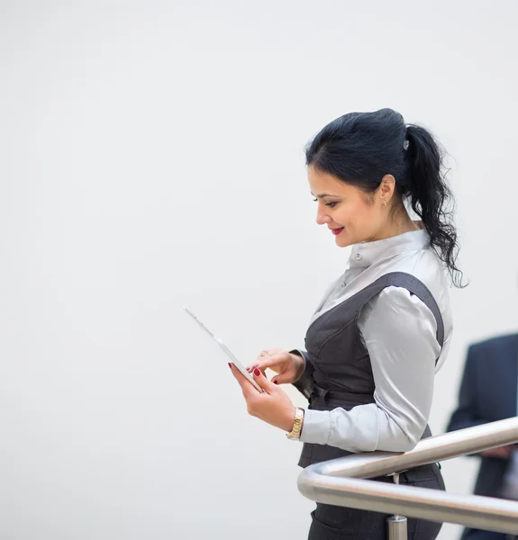 Hermosa mujer de negocios en la oficina. — Foto de Stock