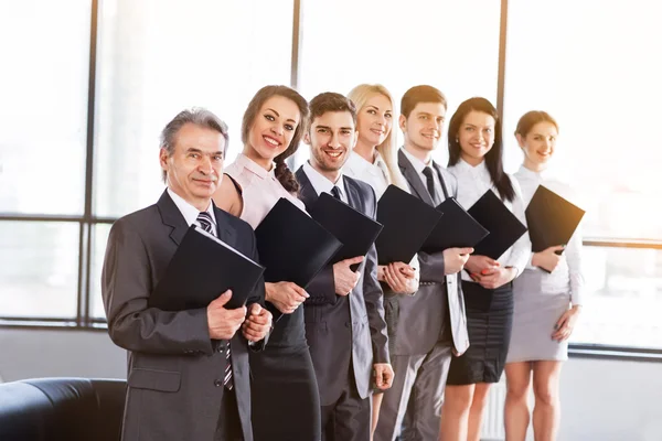 Een groep zakenlieden bespreekt het beleid van de onderneming — Stockfoto