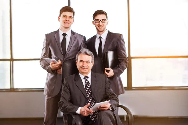 Un grupo de empresarios discutiendo la economía de la empresa . —  Fotos de Stock