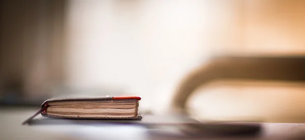 Organizador personal y pluma en el escritorio de la oficina — Foto de Stock