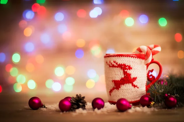 Tazza di Natale con decorazioni e dolci su sfondo di legno — Foto Stock