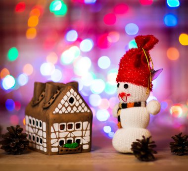 Zencefilli kek evi bitti ve el yapımı güzel bir kardan adam