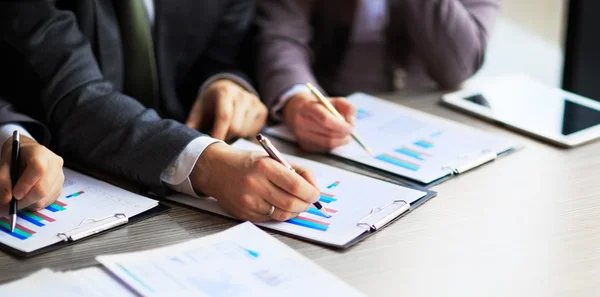 Banking business or financial analyst desktop accounting charts, canetas indica gráficos — Fotografia de Stock