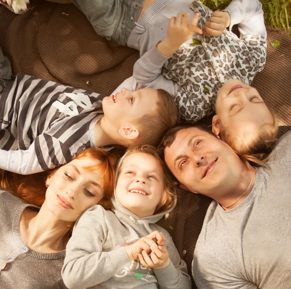 Riendly, famiglia allegra avendo un picnic . — Foto Stock