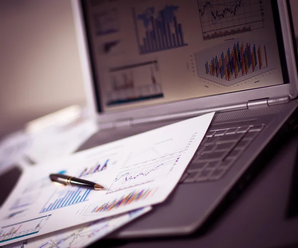 Empresario analizando gráficos de inversión con laptop. Contabilidad — Foto de Stock