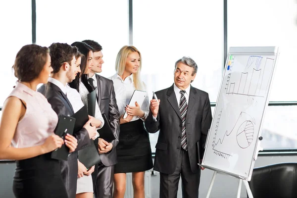 Een groep zakenlieden bespreekt het beleid van de onderneming — Stockfoto