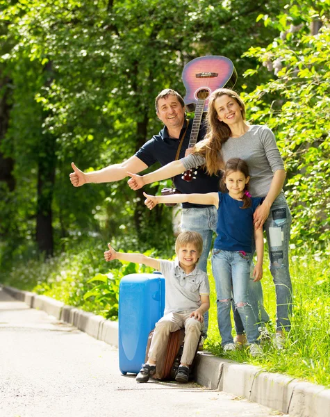 Divertida familia amigable está en un picnic . — Foto de Stock