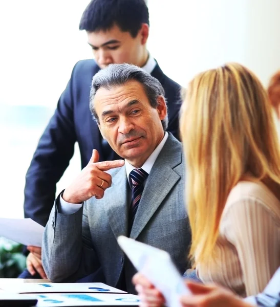 Squadra commerciale seria con i calcolatori del pc della compressa, documenti che hanno discussione nell'ufficio — Foto Stock