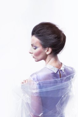 Beyaz arka planda izole edilmiş güzel kız modeli.