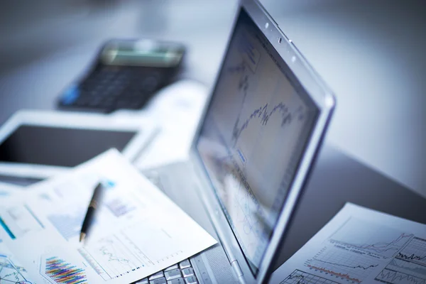 Businessman analyzing investment charts with laptop. Accounting — Stock Photo, Image