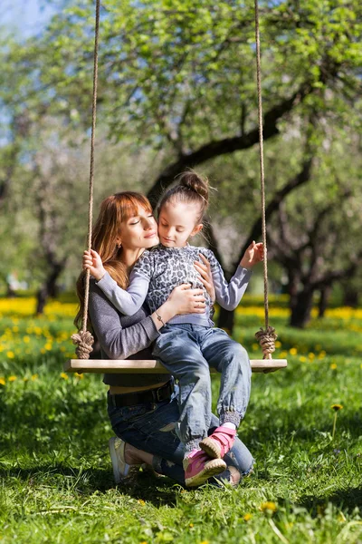 Riendly, familia alegre haciendo un picnic . —  Fotos de Stock