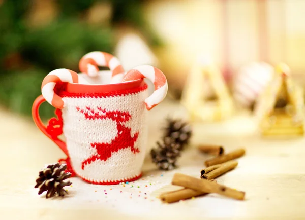 Foto de pan de jengibre navideño con taza de café sobre mesa de madera , — Foto de Stock