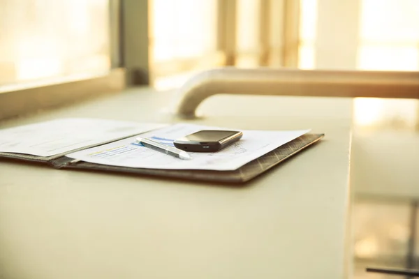 Moderne werkplek met digitale tablet pc en mobiele telefoon, pen en papier — Stockfoto