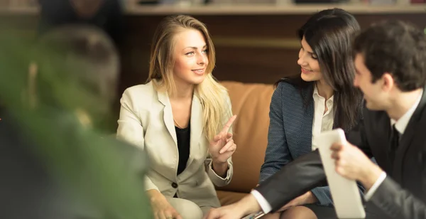 En grupp av framgångsrika affärsmän. Diskussion — Stockfoto