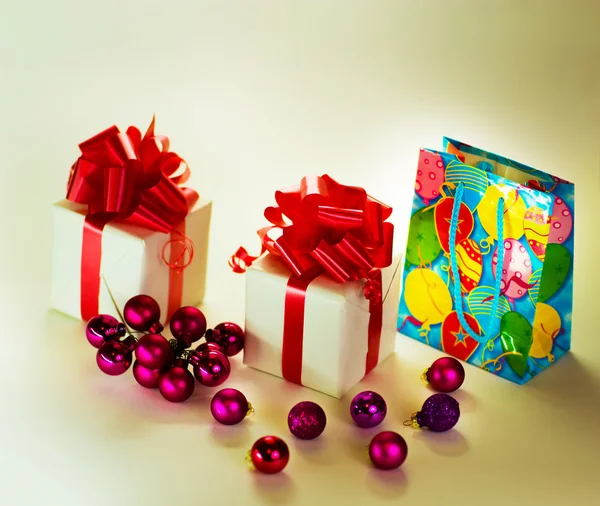 Regalos sobre fondo blanco con bolas de Navidad — Foto de Stock