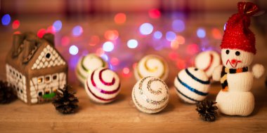 İçinde mum ışığı ve güzel arka plan ışıkları olan bir Noel pastası.