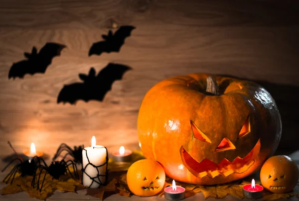 Halloween pumpa huvud jack lykta på trä bakgrund — Stockfoto