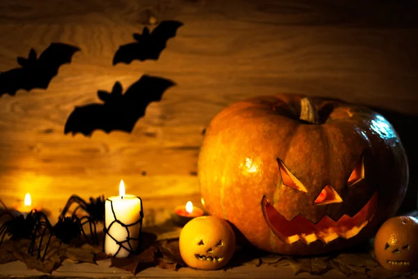 Halloween dynia głowa jack latarnia na drewnianym tle — Zdjęcie stockowe