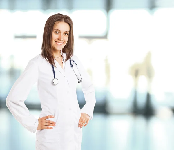 Retrato de un joven trabajador médico con actitud positiva — Foto de Stock