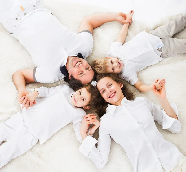 Vriendelijke, gelukkige familie ontspannen thuis. — Stockfoto