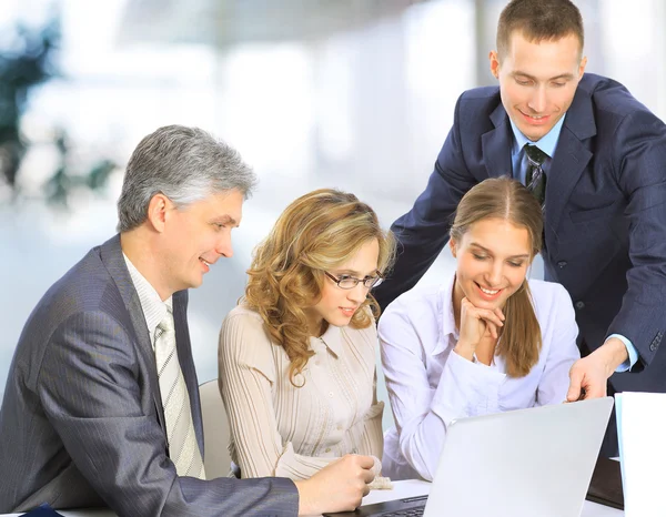 Gruppe von Geschäftsleuten im Büro arbeitet an Projekt — Stockfoto