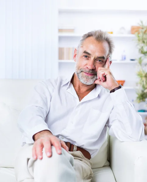 En respektabel affärsman, en man i åldern i office. — Stockfoto