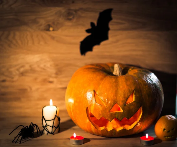 Halloween dýně hlava jack lucerna na dřevěném pozadí — Stock fotografie