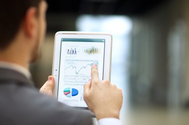 iş kişi mali tablet ekrandaki istatistik analiz