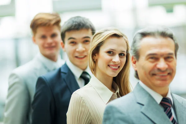 Un grupo de negocios atractivos y exitosos, listos para serios — Foto de Stock