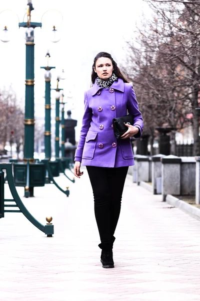 Hermosa chica caminando por la calle . —  Fotos de Stock