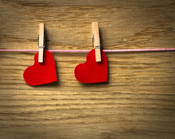 Czerwony papier serca na drewnianym tle.Obraz Walentynki — Zdjęcie stockowe