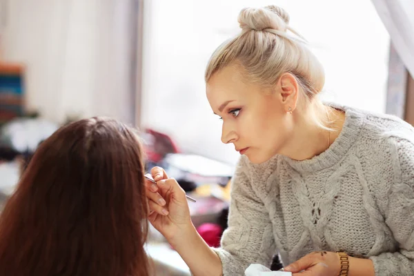 Truccatore professionista applicare il trucco belle ragazze — Foto Stock