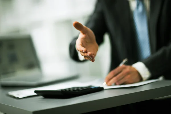 Retrato de un exitoso empresario echando una mano —  Fotos de Stock