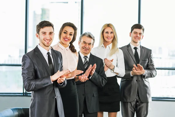 Eine Gruppe von Geschäftsleuten diskutiert die Politik des Unternehmens — Stockfoto