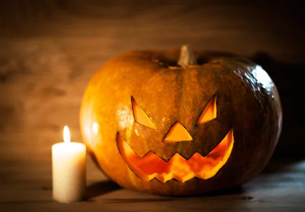 Linterna de gato de cabeza de calabaza de Halloween sobre fondo de madera —  Fotos de Stock