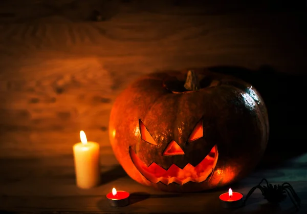 Halloween abóbora cabeça jack lanterna no fundo de madeira — Fotografia de Stock