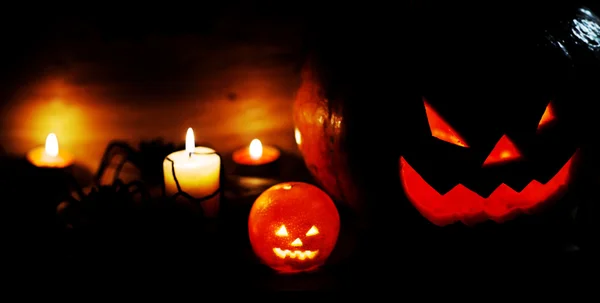 Halloween abóbora cabeça jack lanterna no fundo de madeira — Fotografia de Stock