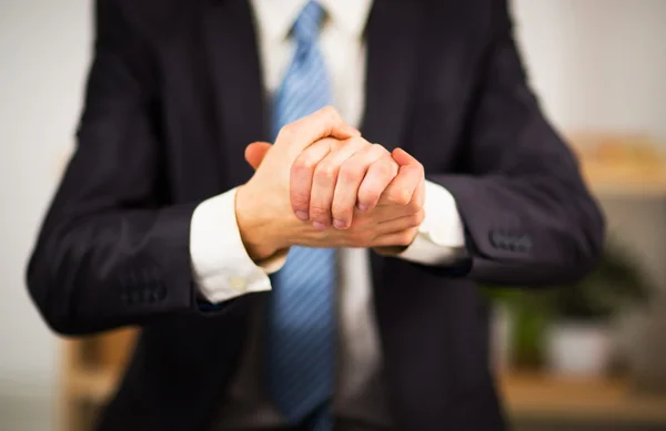Üzletember, az irodában, a kezével hajtva. Szándékát, hogy a barátság és együttműködés. Stock Kép