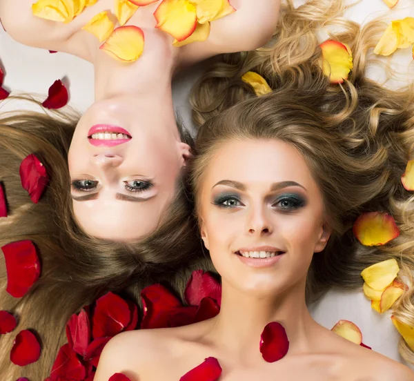 Schönes und sexy Modell mit Rosenblättern — Stockfoto