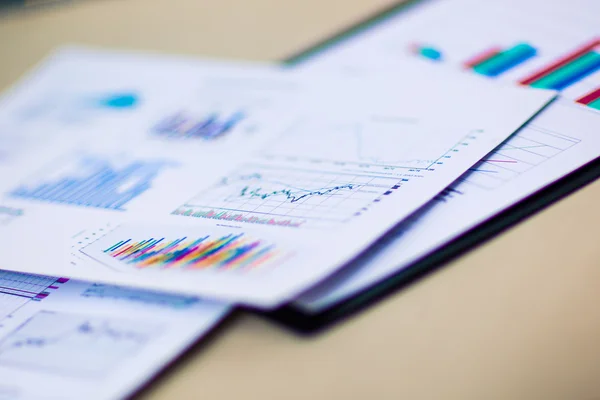 Finanční grafy a grafy na stole — Stock fotografie