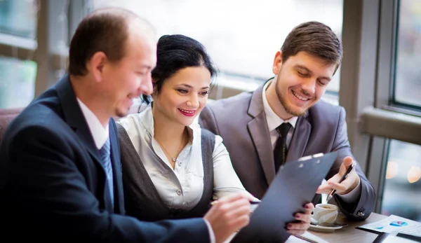 Equipo de Negocios Trabajando Juntos para Lograr Mejores Resultados Imagen De Stock