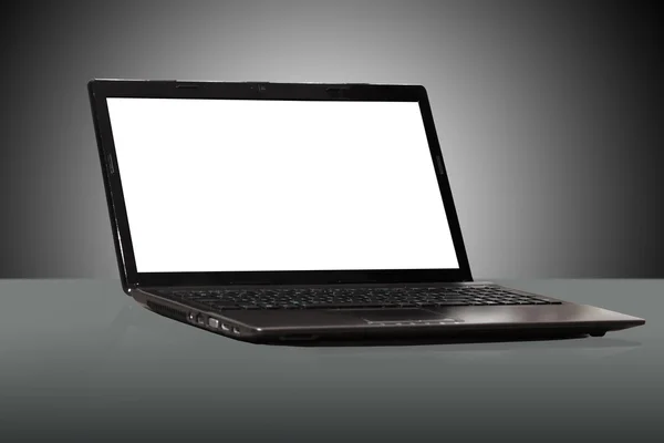 Laptop-val üres, fehér képernyő sötét háttér előtt — Stock Fotó