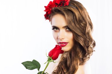 Beyaz arka planda izole edilmiş güzel kız modeli.