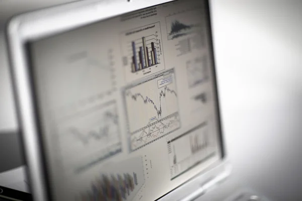 Businessman analyzing investment charts with laptop. Accounting — Stock Photo, Image