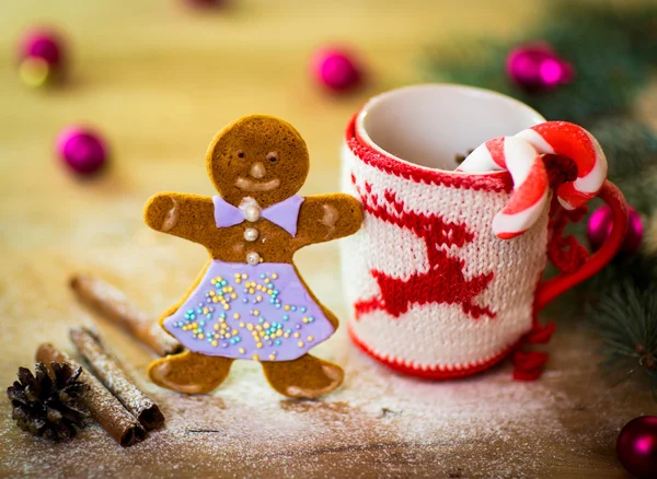 Caneca de Natal com decorações e doces em fundo de madeira — Fotografia de Stock