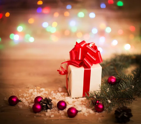 Caixa de presente de Natal com decorações de Natal e cones de neve — Fotografia de Stock