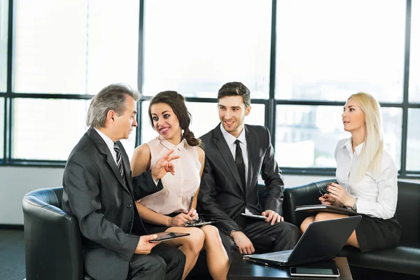 Un grupo de empresarios discutiendo la política de la empresa —  Fotos de Stock